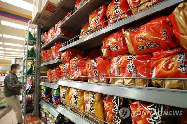 50년간 82억봉 팔린 새우깡(서울=연합뉴스) 진연수 기자 = 국내 최초 스낵 제품인 농심 '새우깡'이 올해로 출시 50년을 맞았다. 16일 식품업계에 따르면 농심은 1971년 국내 첫 스낵 제품 주재료를 새우로 결정해 출시하며 반세기 동안 82억 봉 넘게 팔리는 기록을 썼다. 사진은 이날 서울의 한 대형마트에 진열된 새우깡.