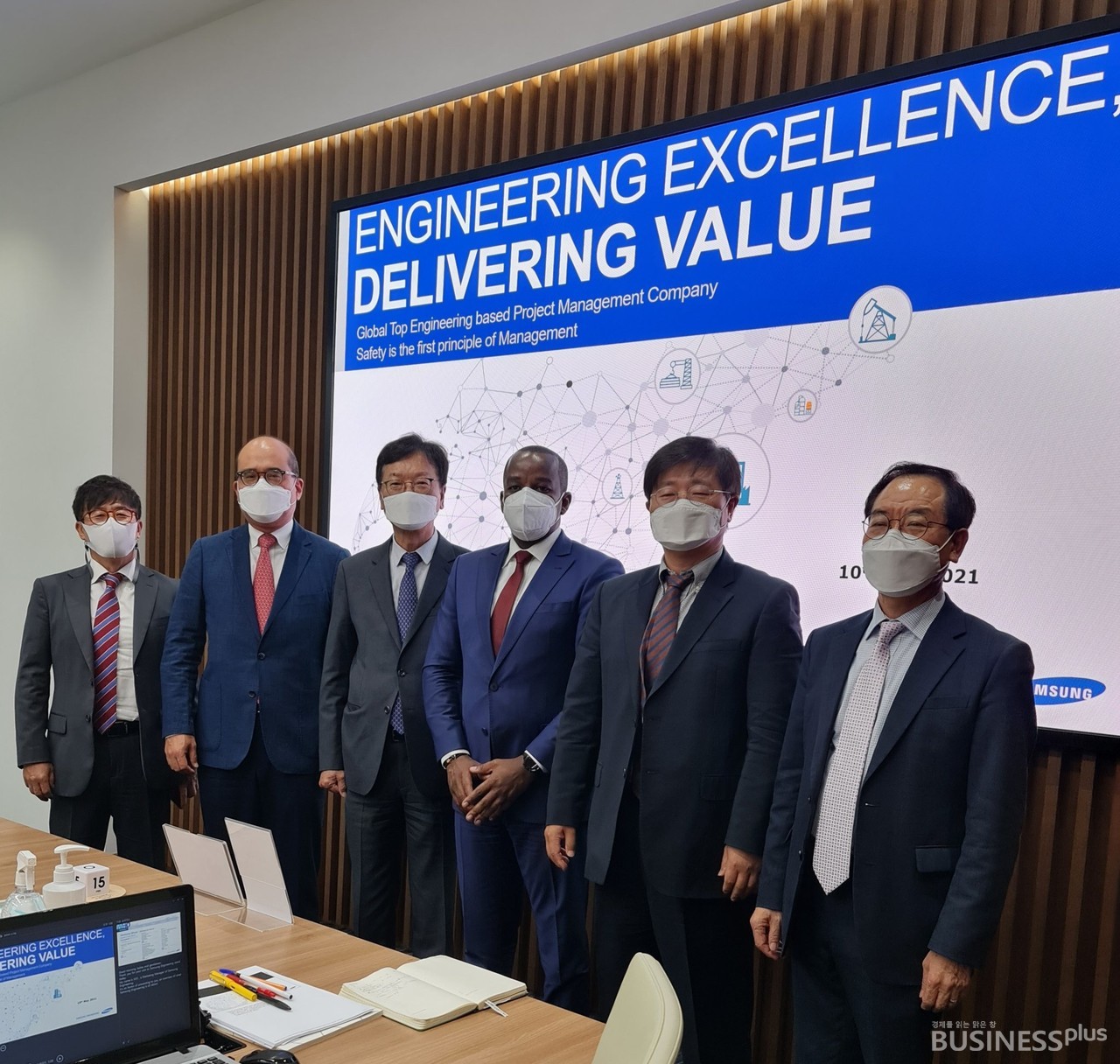 지난 10일 최성안 삼성엔지니어링 사장(왼쪽 셋째)과 임직원들이 서울 강동구 본사를 방문한 토마스 마트 페이 페이 콩고민주공화국 대통령 고문과 콩고 수도 킨샤사 도시철도 사업에 대해 논의한 뒤 기념촬영을 하고 있다. /사진=마트 페이 페이 트위터