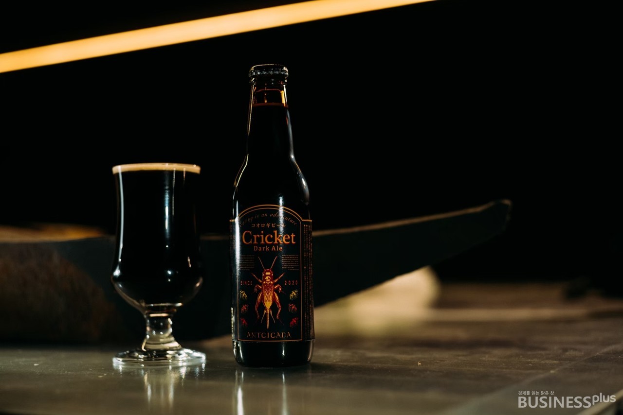 ​​​일본 식용 곤충 스타트업 '안토시카다(ANTCICADA)'가 만든 귀뚜라미 맥주 '크리켓 다크 에일' 사진=안토시카다 페이스북