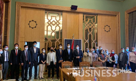 지난 20일(현지시각) 홍진욱 주이집트 한국 대사와 함께 이집트 외교부를 방문한 현대로템, 두산중공업, 삼성물산 관계자들이 기념촬영을 하고 있다. /사진=주이집트 한국대사관