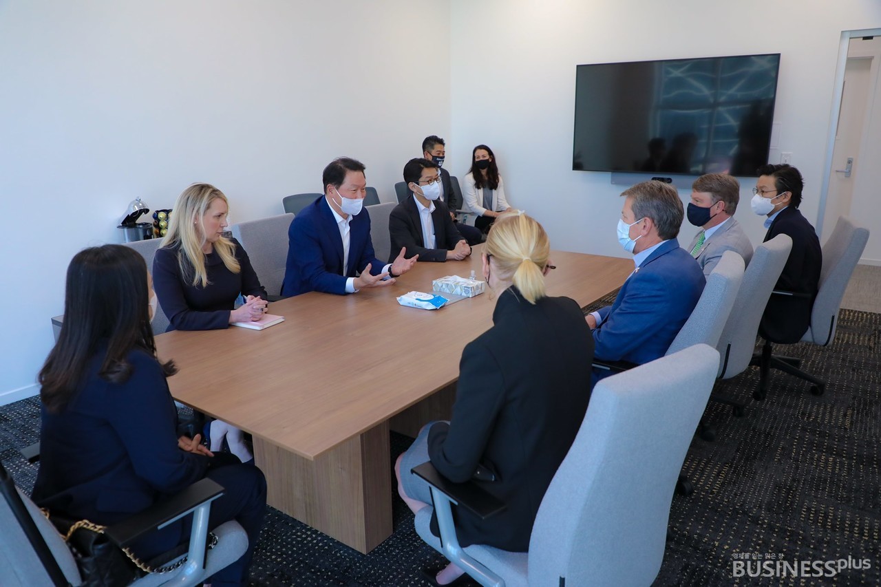 브라이언 캠프 미국 조지아 주지사(오른쪽부터 셋째)와 이야기 중인 최태원 SK그룹 회장(왼쪽 셋째) /사진=브라이언 캠프 조지아 주지사 트위터 