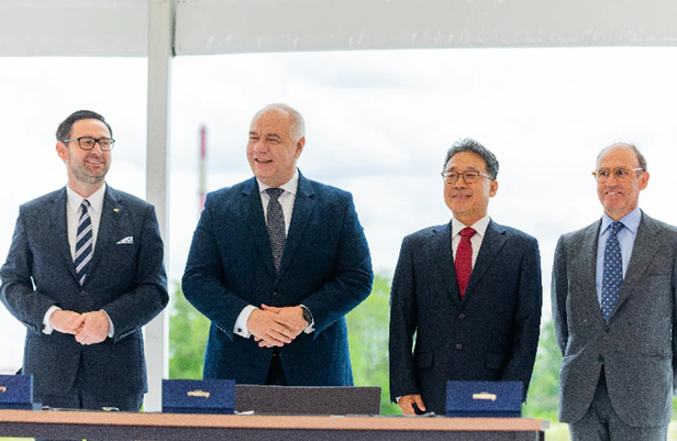 지난 24일 폴란드 푸오츠크에서 진행된 '폴란드 PKN 올렌 확장공사 프로젝트' 우선협상대상자 서명식에 참석한 김창학 현대엔지니어링 사장(오른쪽 둘째)이 다니엘 오바이텍 PKN 올렌 사장(왼쪽 첫째), 야첵 사신 폴란드 부총리(왼쪽 둘째), 후안 야도 TR 사장(오른쪽 첫째)과 함께 기념사진을 찍고 있다. /사진=현대엔지니어링