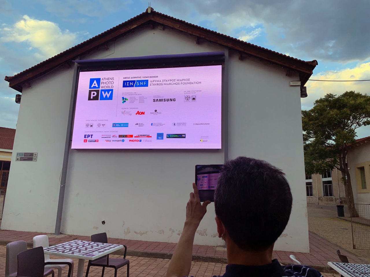 그리스 아테네에서 열린 '2021 아테네포토월드'에 파트너로 참가한 삼성전자 로고가 행사장 스크린에 비추고 있다. /사진=아테네포토월드