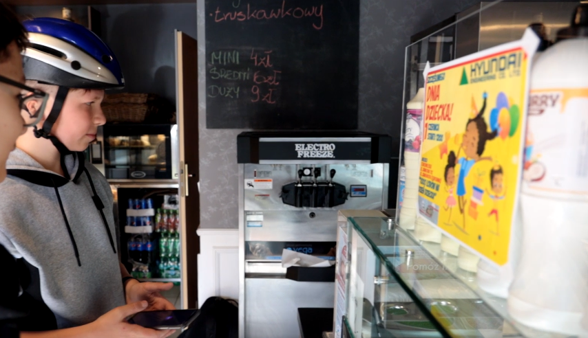 폴란드 어린이날이었던 1일(현지시각) 현대엔지니어링이 제공하는 무료 아이스크림을 고르고 있는 어린이들. /사진=폴란드 언론 방송화면 갈무리