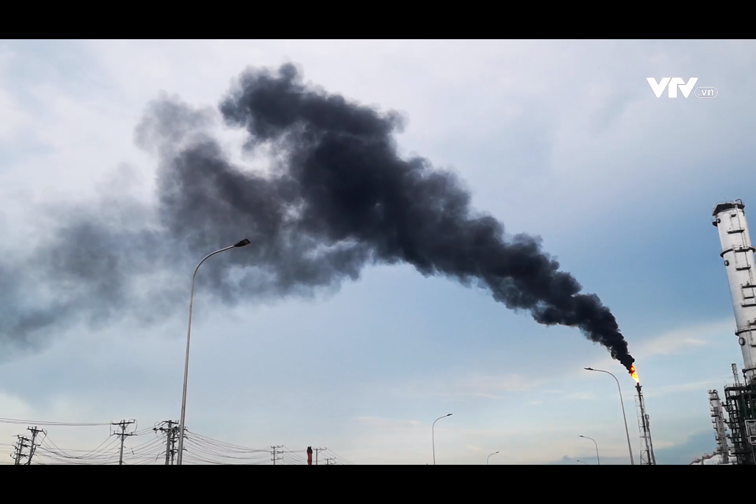 지난 1일(현지시각) 오후 효성비나케미칼 공장 굴뚝에서 불꽃과 시커먼 연기가 배출되고 있다. /사진=베트남 VTV 방송 화면 갈무리
