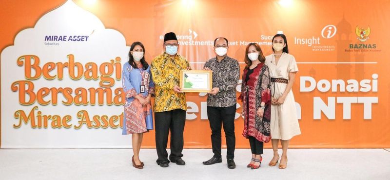 인도네시아 이스트누사텡가라주 홍수 피해 주민을 위해 자선기관 바즈나스에 기부금을 전달하고 있는 미래에셋증권 인도네시아 법인 관계자 /사진=바즈나스