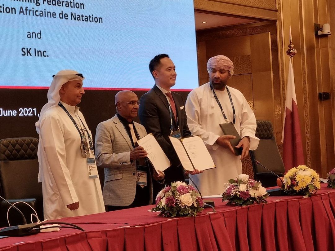 지난 5일(현지시각) 카타르 도하에서 열린 국제수영연맹(FINA) 총회에서 SK㈜와 아프리카수영연맹(CANA) 관계자가 후원 계약 체결 뒤 기념촬영을 하고 있다. /사진=CANA