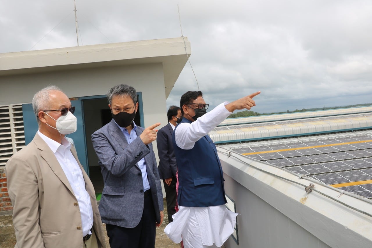 20일(현지시각) 방글라데시 남부 치타공 한국수출가공단지(KEPZ) 내 영원무역 의류 공장 옥상에 설치된 태양광 발전 설비를 둘러보는 성기학 영원무역 회장(왼쪽)과 나스룰 하미드 전력·에너지·광물자원부 장관(오른쪽), 이장근 주방글라데시 한국대사(가운데). /사진=나스룰 하미드 장관 트위터 