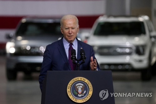 지난 19일 미국 미시간주 디어본에 있는 포드 공장을 방문한 조 바이든 미국 대통령이 연설하고 있다. 그는 연설 뒤 포드의 신형 전기 픽업트럭 'F-150 라이트닝'(Lightning)에 올라 직접 가속페달을 밟았다./사진=로이터연합뉴스