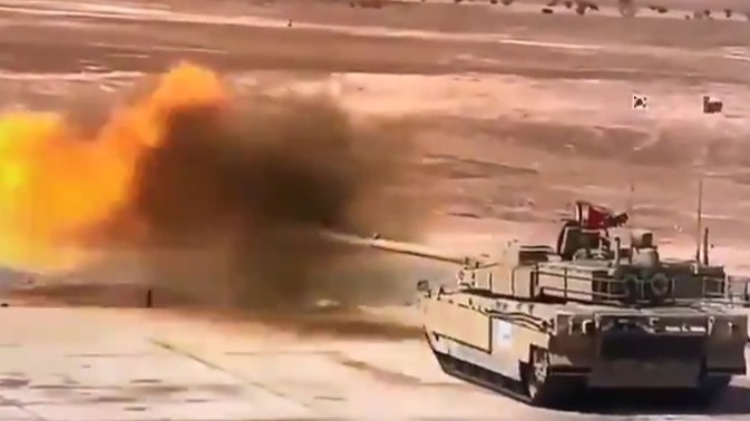 오만 사막에서 포탄을 발사 중인 현대로템 K2 흑표 전차 /사진=트위터 영상 갈무리