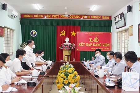 5일(현지시각) 베트남 둥나이성 성정부를 방문해 실시간 PCR(유전자증폭) 검사기 2대 기부 계획을 전달하는 유선형 효성 베트남 부법인장(오른쪽 가운데)과 관계자. /사진=둥나이성 