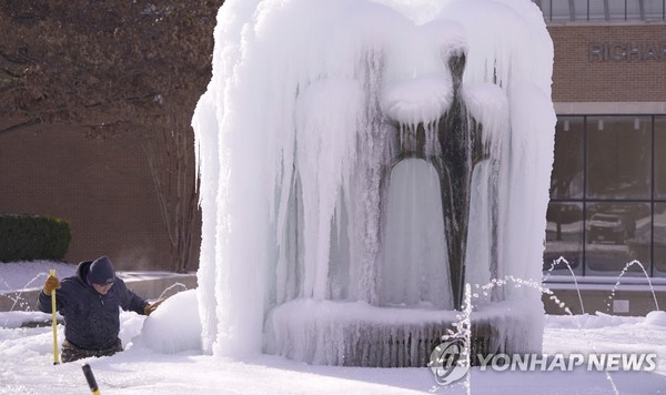 지난 2월 꽁꽁 언 텍사스의 한 분수[사진=AP연합뉴스]