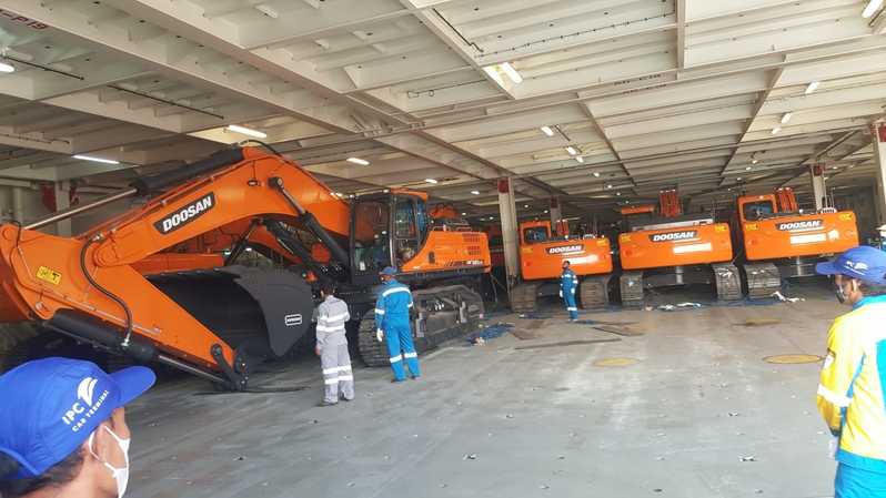 지난 22일(현지시각) 인도네시아 수도 자카르타 켄다란 터미널에 도착한 현대글로비스의 완성차 운반선(PCTC)에서 하역을 앞두고 있는 두산 중장비. /사진=IPC 카 터미널