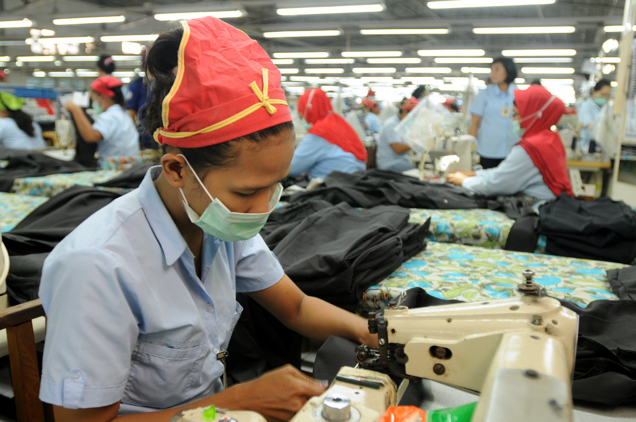 인도네시아의 한 의류 공장에서 일하는 노동자 /사진=국제노동기구