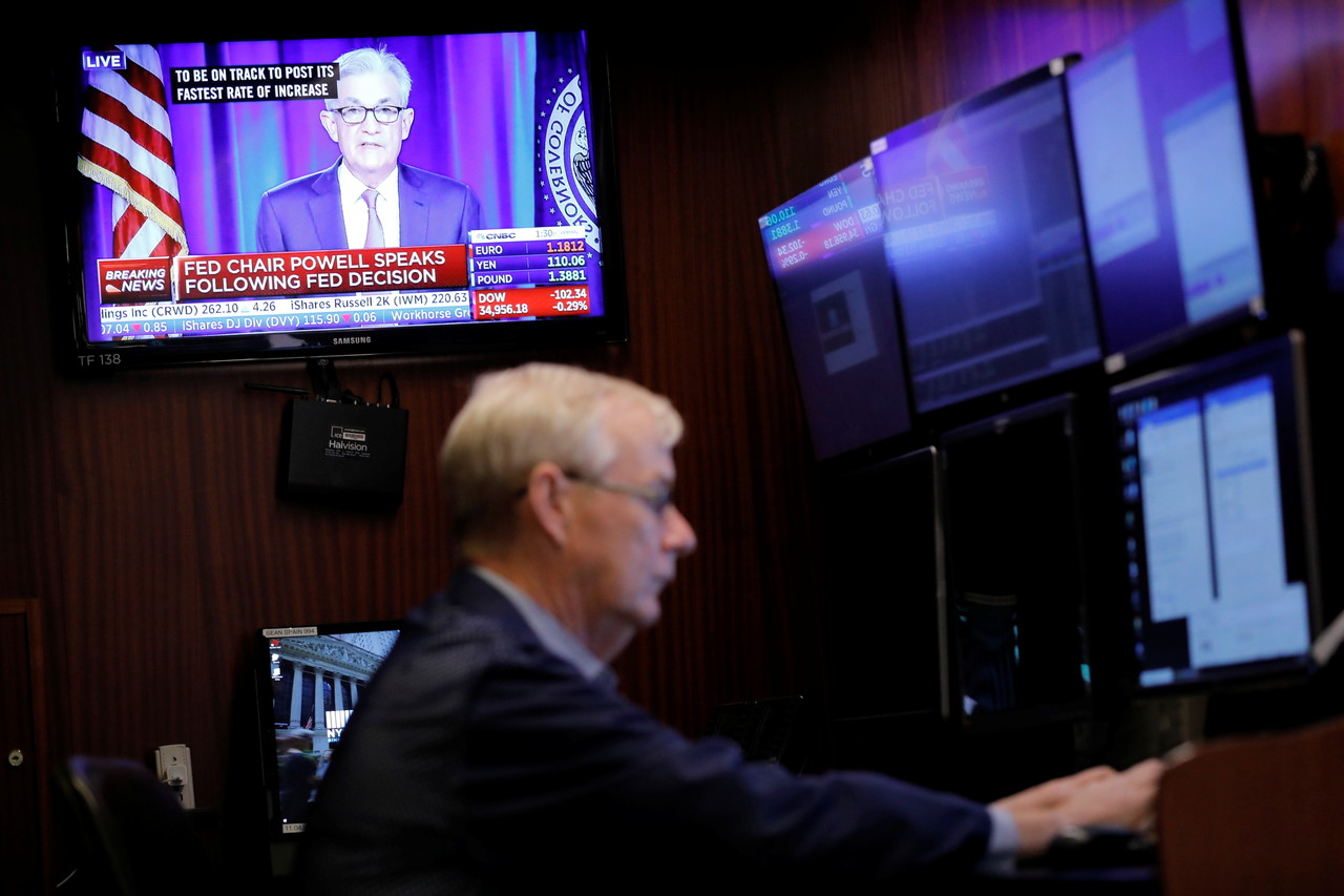 미국 뉴욕증권거래소(NYSE)에서 한 트레이더가 여러 개의 스크린 아래 앉아 있다./사진=로이터연합뉴스