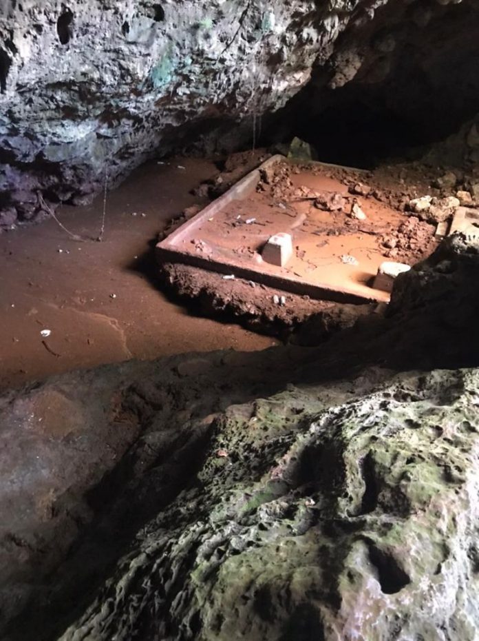 한국전력이 미국령 괌에서 진행 중인 태양광 발전소 공사 현장에서 토사가 유출돼 천연 수영장으로 유명한 관광지인 마보동굴이 진흙에 잠긴 모습. /사진=괌포스트