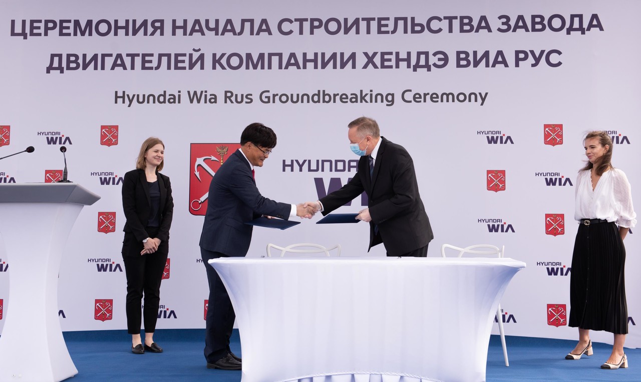 지난해 6월 30일(현지시각) 오승훈 현대위아 러시아법인장(왼쪽)과 알렉산더 베글로프 러시아 상트페테르부르크 주지사가 러시아 상트페테르부르크 현대위아 러시아법인에서 열린 엔진공장 기공식에서 악수하고 있다. /사진=현대위아