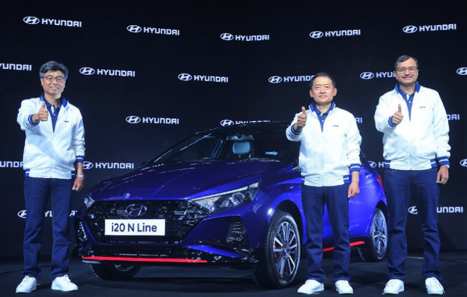 지난 24일(현지시각) 김선섭 현대차 인도권역본부장(오른쪽 둘째) 등 현대자동차 인도법인 관계자가 현지 첫 'N라인' 차량인 'i20 N라인'을 소개하고 있다. /사진=현대차 인도 법인