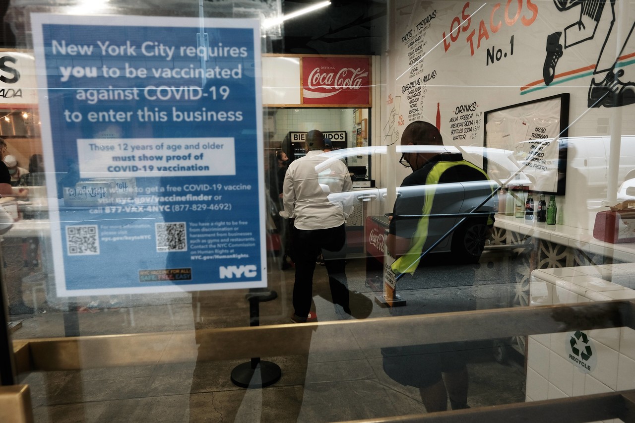 미국 뉴욕의 한 식당에 입장을 위해서는 코로나19 백신 증명이 필요하다는 내용의 알림글이 붙어 있다./사진=AFP연합뉴스