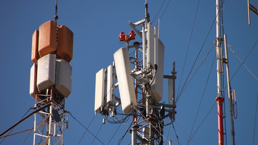 건물 위에 설치된 통신탑 /사진=픽사베이