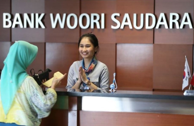 우리은행 인도네시아 법인인 우리소다라은행 지점에서 직원이 고객을 응대하는 모습 /사진=우리소다라은행