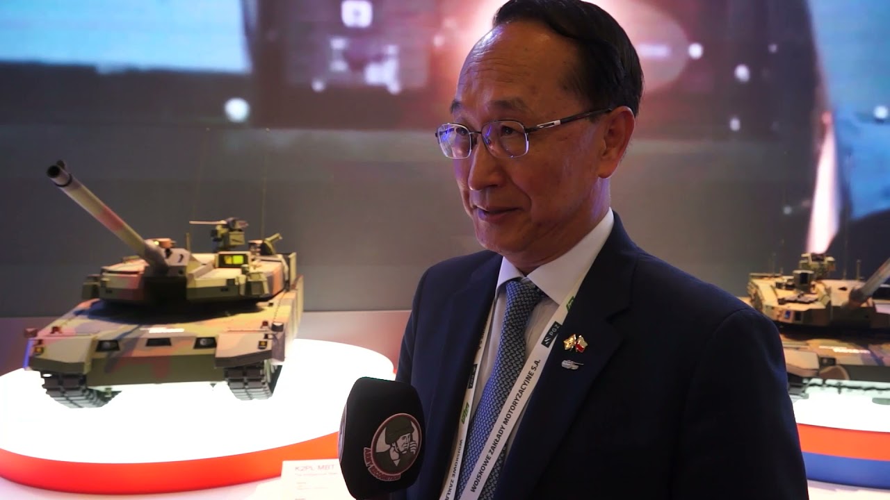 지난 7~10일(현지시각) 폴란드 키엘체에서 열린 '국제 방위산업 전시회(MSPO) 2021'에서 이의성 현대로템 부사장이 'K2' 전차에 대해 설명하고 있다. /사진=MSPO