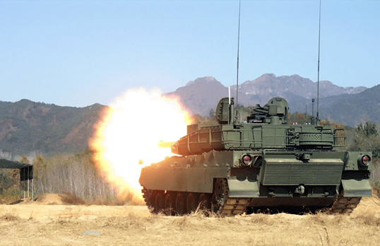 현대로템이 개발한 'K2 흑표' 전차가 포탄을 발사하는 모습 /사진=현대로템