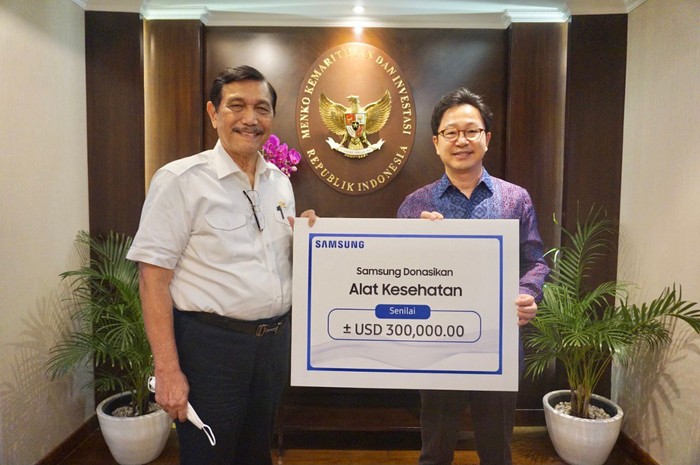 지난 13일(현지시각) 인도네시아 해양·투자조정부에서 김윤수 삼성전자 인도네시아 법인장(오른쪽)이 30만달러 규모의 의료 장비를 기부하고 루훗 판자이탄 해양·투자조정부 장관과 기념 촬영을 하고 있다. /사진=삼성전자 인도네시아 법인
