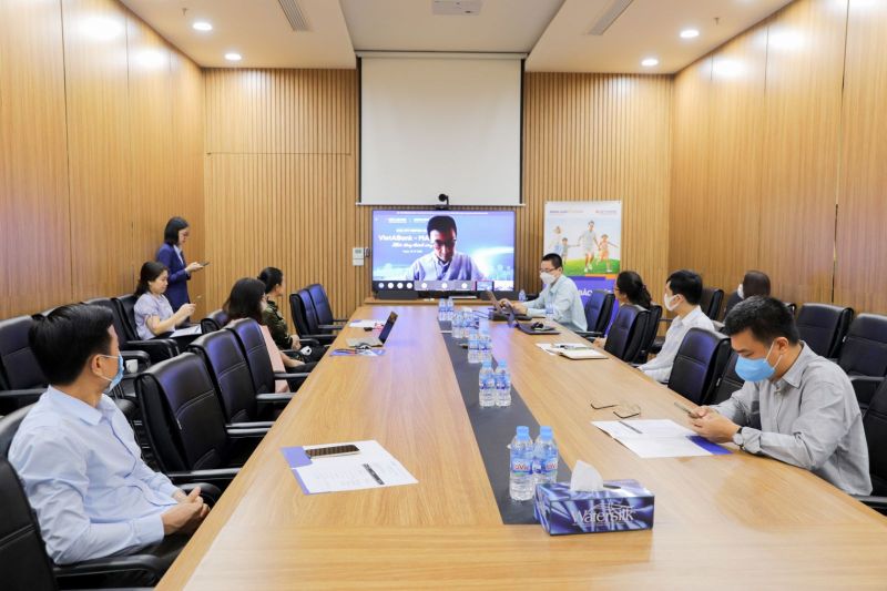 15일(현지시각) 온라인을 통해 업무 협약을 체결하는 미래에셋생명 베트남 계열사 미래에셋 프레보아와 베트남 비에타뱅크. /사진=미래에셋 프레보아