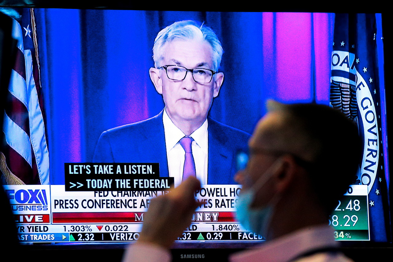 22일(현지시간) 미국 뉴욕증권거래소(NYSE) TV에 제롬 파월 미국 연방준비제도(Fed·의장) 의장의 기자회견이 중계되고 있다. 
