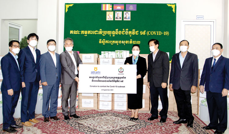 23일(현지시각) NH농협은행 캄보디아 법인 관계자들(왼쪽)이 캄보디아 보건부를 찾아 코로나 검사 장비 등 의료장비와 생필품을 전달하고 있다. /사진=캄보디아 보건부