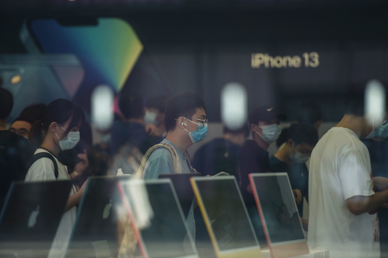 지난 24일 중국 저장성 항저우의 한 애플스토어에 아이폰13을 사기 위해 몰려든 사람들/사진=AFP연합뉴스