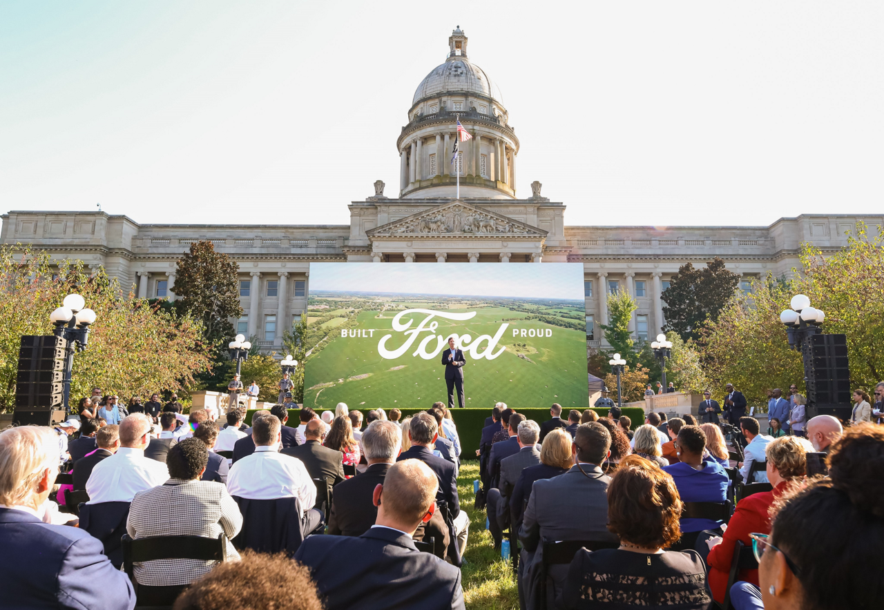 28일(현지시각) SK이노베이션과 미국 완성차 업체 포드의 전기차 배터리 공장 건설 계획을 축하하는 행사에 참석한 앤디 버시어 미국 켄터키주 주지사가 행사에 참석한 관계자들 앞에서 연설하고 있다. /사진=앤디 버시어 주지사 트위터