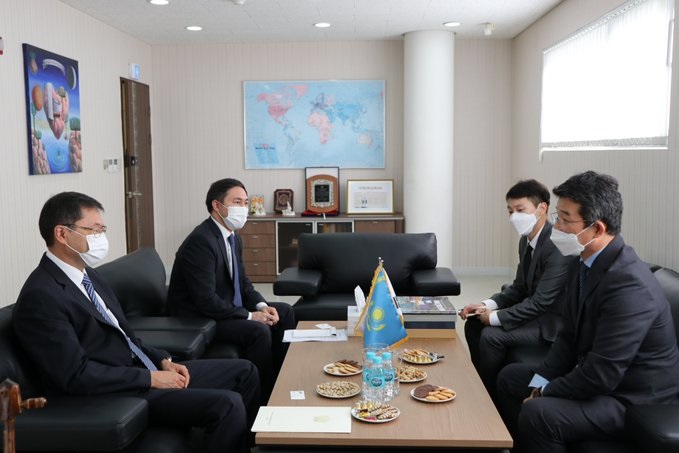 지난 5일 서울 용산구 주한카자흐스탄대사관을 방문한 천상필 삼성전자 글로벌 대외협력 담당 전문위원(오른쪽)이 바큿 듀쎈바예프 주한카자흐스탄 대사와 협력 방안에 대해 논의하고 있다. /사진=주한카자흐스탄대사관