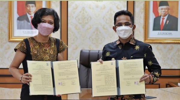 라흐마드 마수드 인도네시아 발릭파판 시장(오른쪽)과 메이티 리아 굿네이버스 인도네시아 프로젝트 매니저가 지난 14일(현지시각) 현대엔지니어링과의 새희망학교 건설 협약을 체결한 뒤 기념촬영을 하고 있다. 