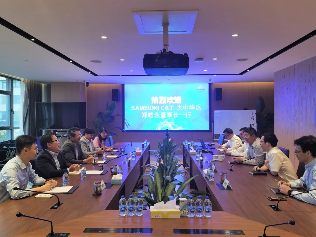 지난 11일 중국 상하이에 있는 중국 광업 기업 펑신글로벌자원 본사를 방문한 정호영 삼성물산 상사부문 중국총괄 겸 상하이법인장(상무, 사진 왼쪽 셋째) 일행이 왕진딩 펑신글로벌자원 사장 등과 이야기를 나누고 있다. /사진=펑신글로벌자원 