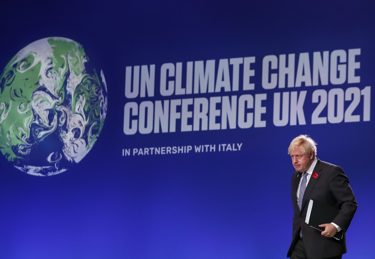 보리스 존슨 영국 총리가 1일(현지시간) 영국 글래스고에서 열린 제26차 유엔 기후변화협약(UNFCCC) 당사국총회(COP26) 정상회의 개막식에 참석하고 있다. 그는 이날 연설에서 "인류가 오래 전에 기후변화 대응에 남은 시간을 다 썼다"며 "지구종말 시계는 자정 1분 전으로 우리는 지금 행동해야 한다"고 강조했다./사진=신화연합뉴스