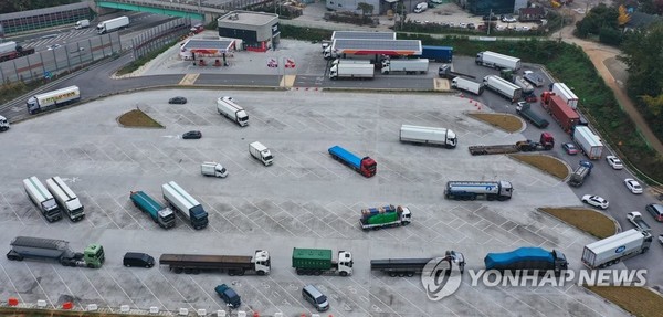 '요소수를 찾아서'(평택=연합뉴스) 홍기원 기자 = 디젤 엔진 차량에 필수적으로 들어가는 '요소수' 품귀 현상이 빚어지고 있는 4일 오후 경기도 평택시의 한 고속도로 휴게소 주유소에 트럭들이 요소수를 넣기 위해 길게 줄을 서 있다