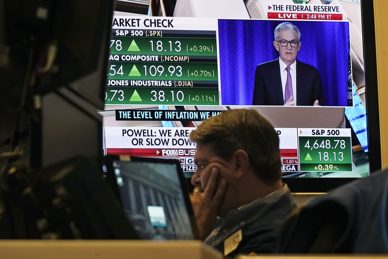 지난 3일 미국 뉴욕증권거래소(NYSE) TV 화면에 제롬 파월 연방준비제도(Fed) 의장이 기자회견에서 테이퍼링을 발표하는 모습이 비치고 있다./사진=AP연합뉴스