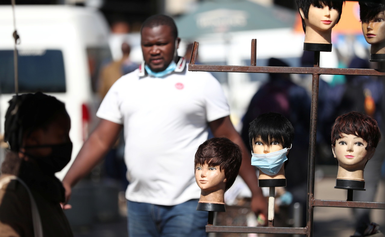 25일(현지시간) 남아프리카공화국 최대 흑인 밀집지인 요하네스버그 근교 소웨토에서 한 남성이 마스크를 턱에 걸친 체 걷고 있다. /사진=로이터연합뉴스