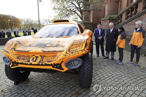 지난 3일 제26차 유엔기후변화협약 당사국총회(COP26)가 열린 영국 글래스고에서 영국 찰스 왕세자(오른쪽 세번째)와 영국 슈퍼카업체 맥라렌 관계자들이 맥라렌의 '포뮬러E' 차량을 살펴 보고 있다./사진=AP연합뉴스