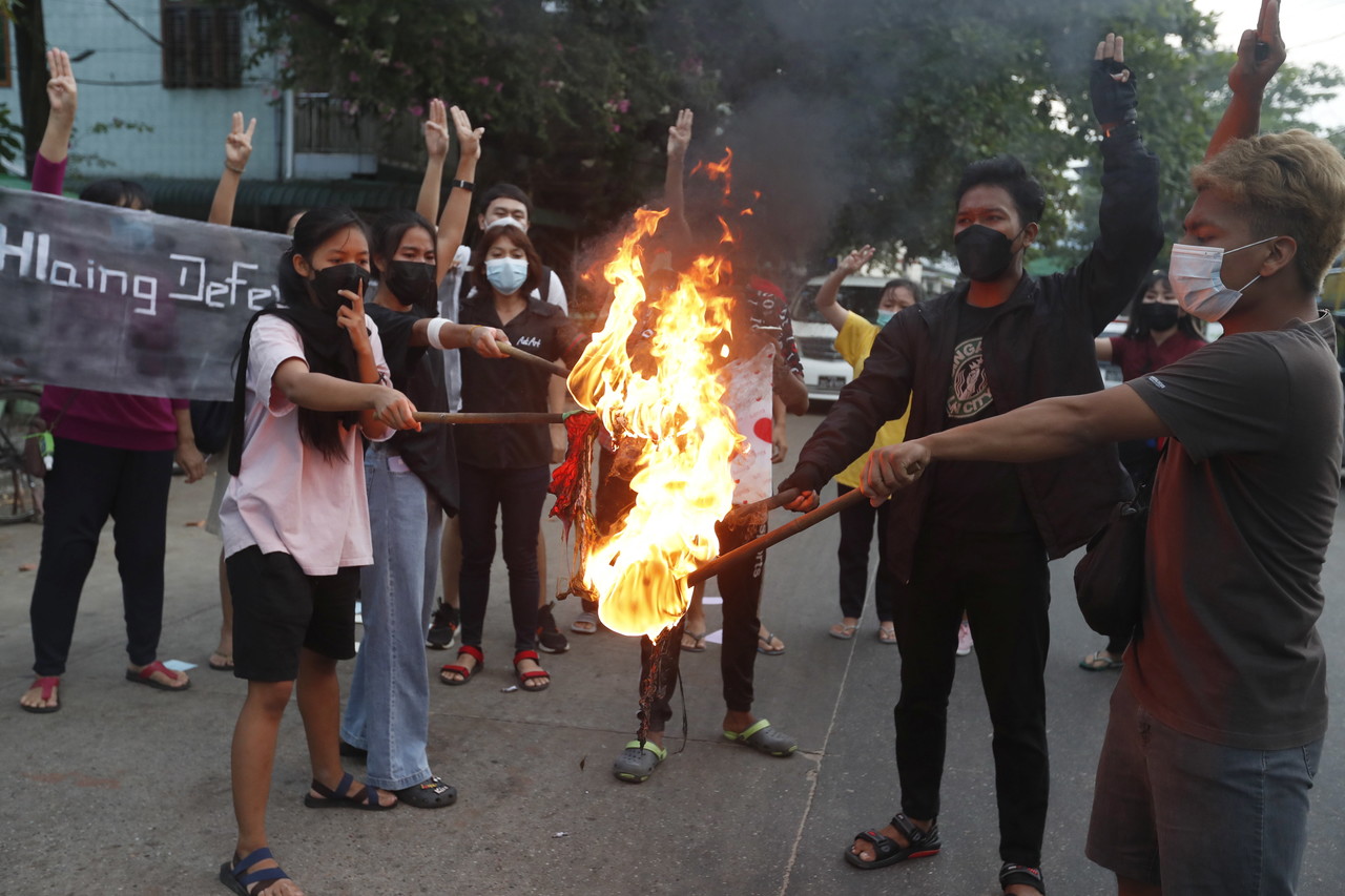 지난 24일 미얀마 양곤에서 열린 반군부 시위 중에 시민들이 국기를 불태우고 있다./사진=EPA연합뉴스