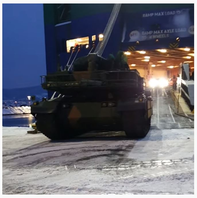 현대로템의 K2 전차(흑표) 노르웨이 수출 제안형 버전인 'K2NO'가 동계 시험 기동을 위해 현지에 도착했다. 지난 29일 유튜브에 올라온 관련 영상 캡처 화면/사진=모겐스 라스무스 모겐센 유튜브 계정 캡처