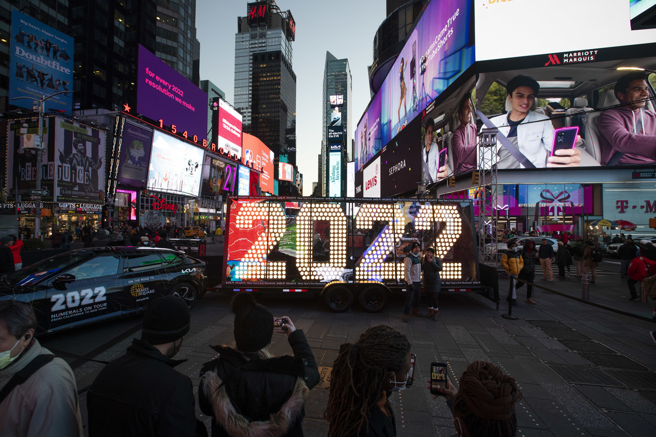 미국 뉴욕 타임스퀘어에 설치된 새해맞이 '2022' 전광판/사진=신화연합뉴스