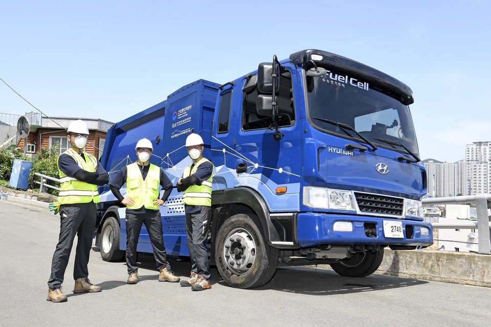 현대자동차그룹이 2021 미래 신기술 빅캠페인 영상 '디어 마이 히어로'(Dear My Hero)를 통해 세계 최초로 개발한 수소청소트럭의 활약상을 공개했다./사진=현대자동차그룹
