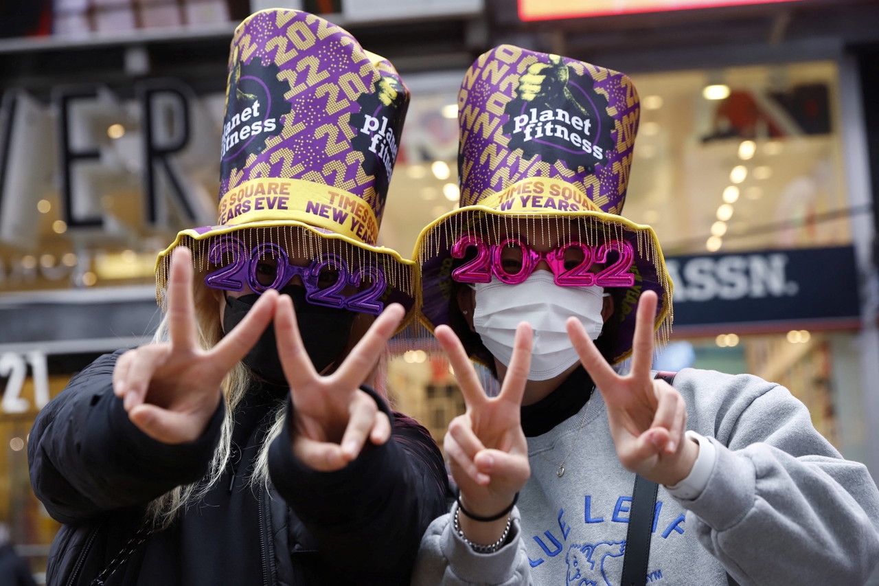 지난 12월 31일 새해맞이 행사를 앞둔 미국 뉴욕 타임스퀘어에서 '2022' 모양의 안경을 쓰고 포즈를 취한 사람들./사진=로이터연합뉴스