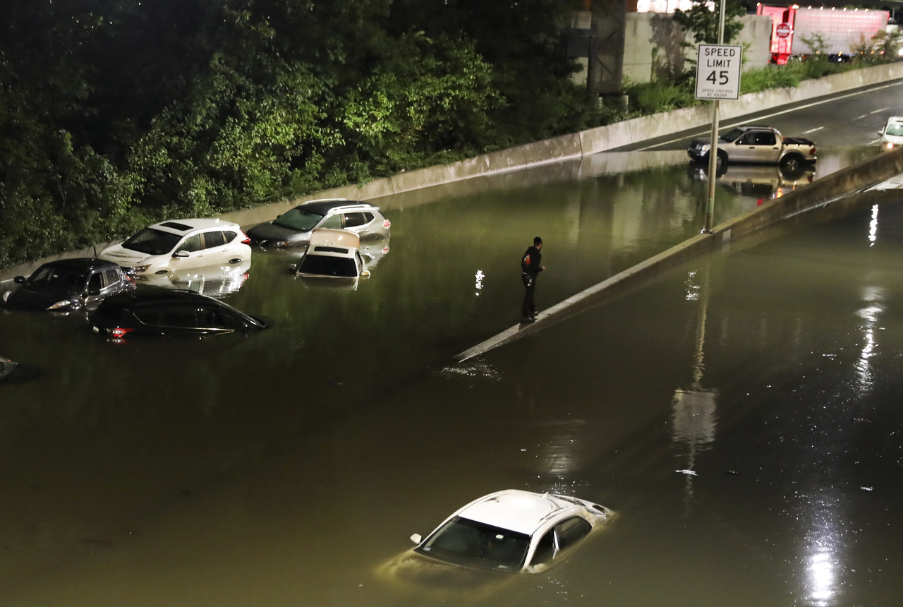 지난해 9월 미국 뉴욕의 한 도로가 초강력 허리케인 '아이다'가 불러온 폭우와 홍수로 물에 잠겨 있다./사진=신화연합뉴스