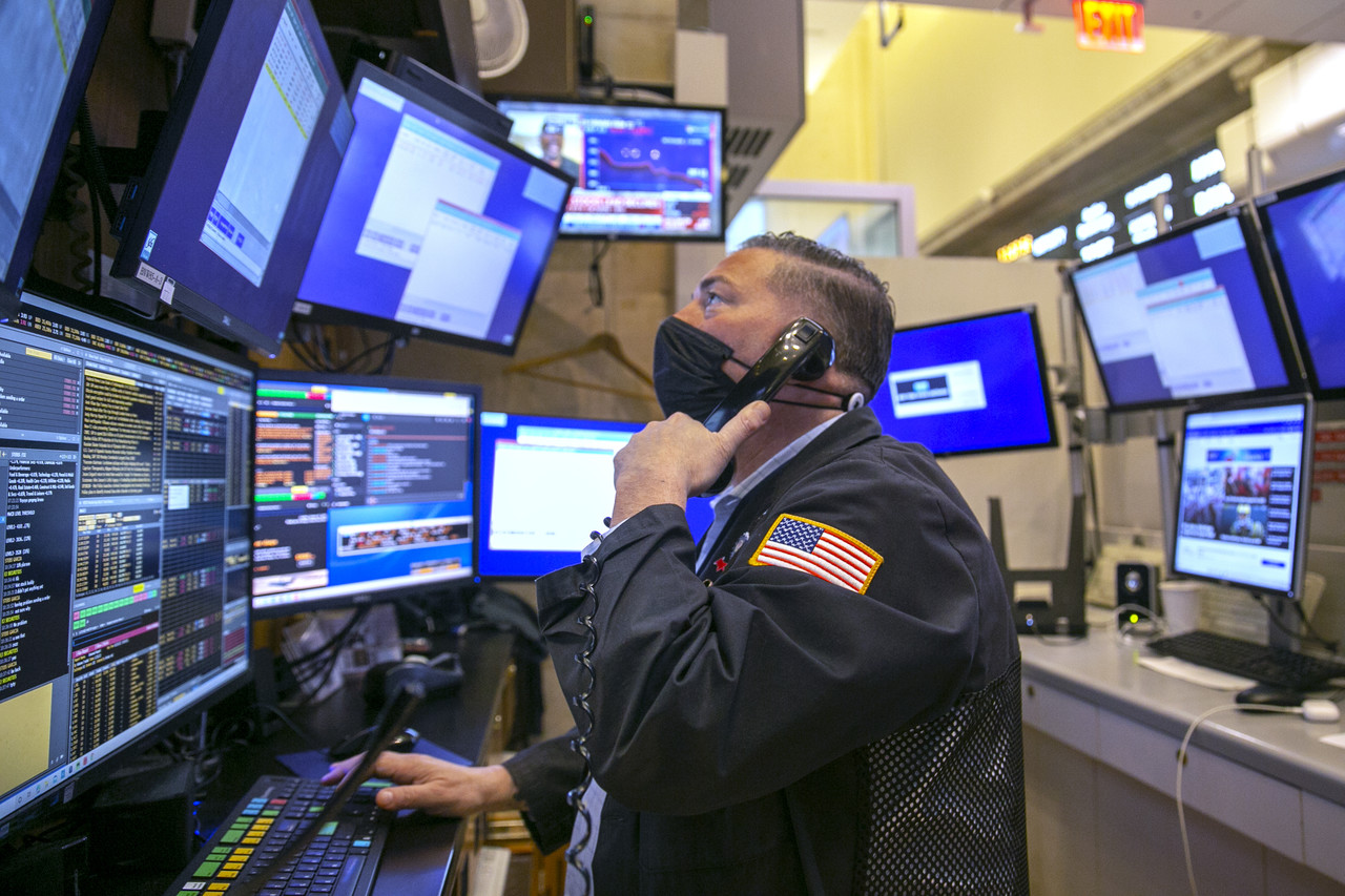 25일(현지시간) 미국 뉴욕증권거래소(NYSE)의 한 트레이더/사진=AP연합뉴스