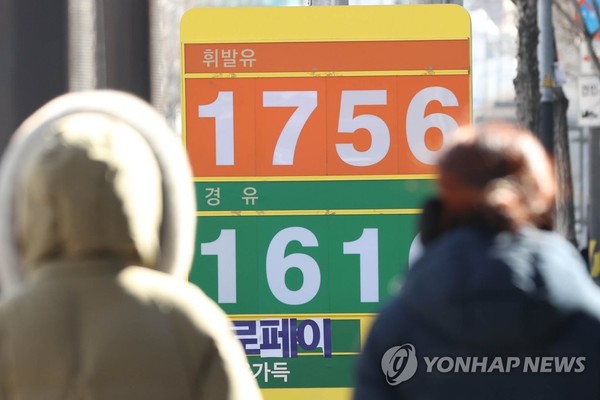 휘발유 가격 상승…이번주에만 15원↑(서울=연합뉴스) 강민지 기자 = 오피넷에 따르면 이달 첫째 주 전국 주유소 휘발유 판매 가격은 지난주보다 15.2원 오른 L당 1667.6원으로 집계됐다. 전국 최고가 지역인 서울의 휘발유 가격은 전주보다 13.5원 오른 L당 1738.6원이다. 사진은 6일 서울의 한 주유소 유가정보.