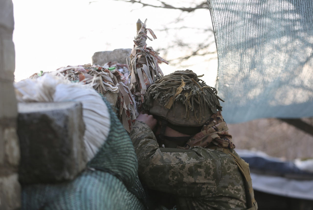 지난 21일 우크라이나 동부 도네츠크의 참호 속에서 한 정부군 병사가 친러시아 반군의 동정을 살피고 있다./사진=EPA연합뉴스